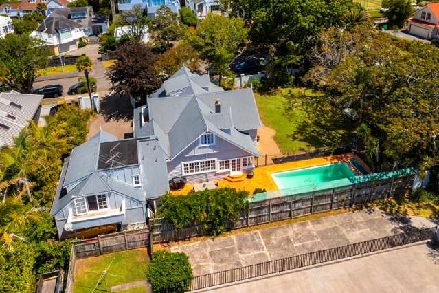 The Oaks - Character Family Home On A Quarter Acre