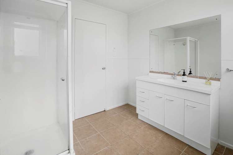 2/3 Edwin Freeman Place Ranui_11