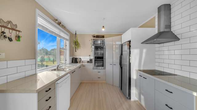 Hoof it to the last open home - rearing to GO!...