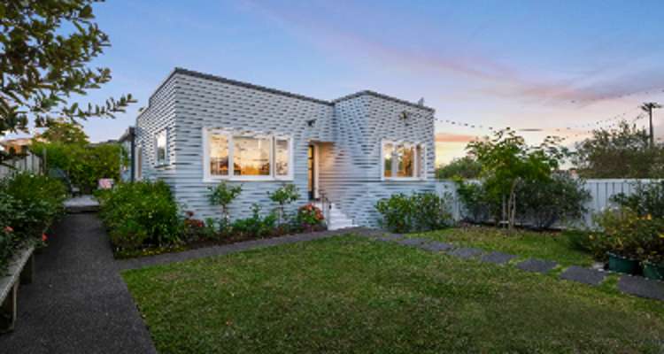 10 Coronation Street_0