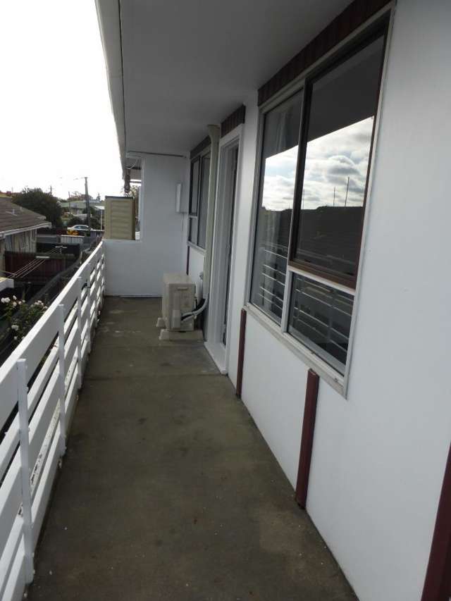 Very Tidy 1-Bedroom Flat with Garage – Great Location