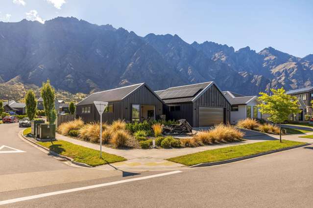 Relaxed family living with a stunning backdrop!