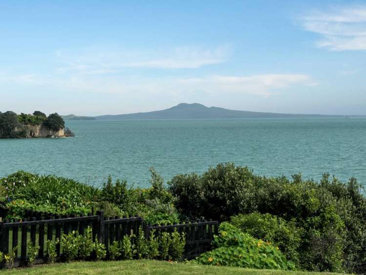 3 Hawke Crescent Beachlands_1