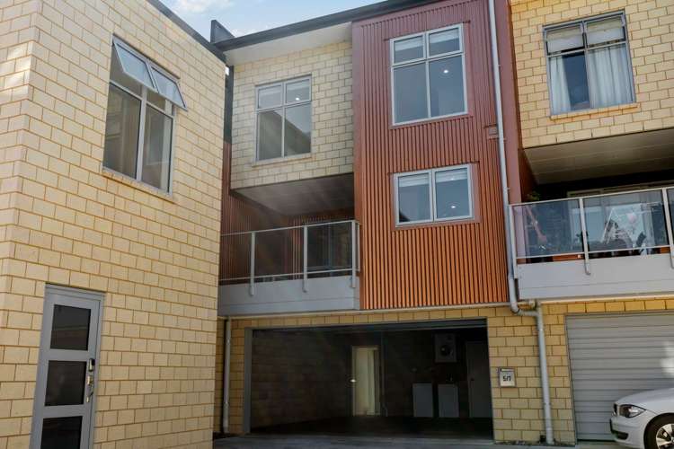 5/7 Vialou Street Hamilton Central_2