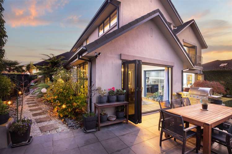 2 June Gardens Northwood_18