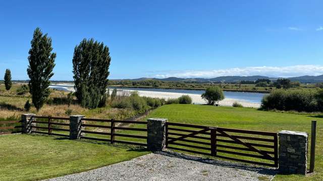 Invincible Panoramic Mountain & Waiau River Views