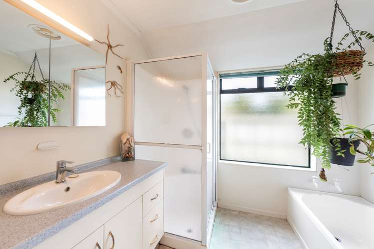 84 Aldinga Avenue Stoke_16