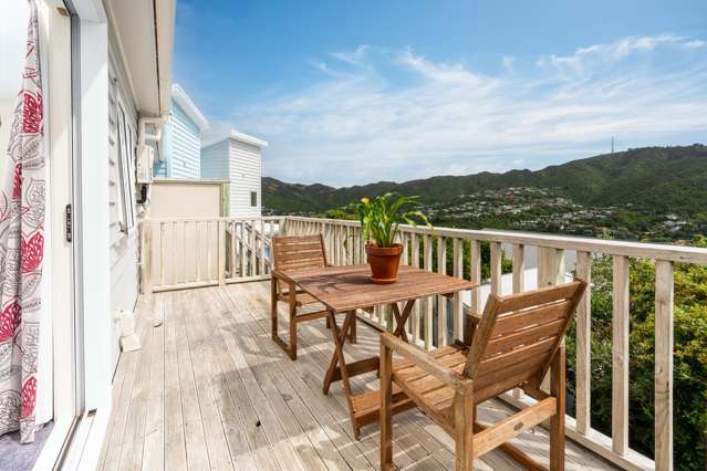 LIGHT-FILLED LIVING, WITH VIEWS!