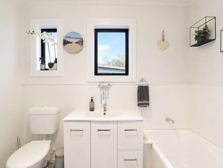 16 Joanne Crescent Pukehangi_12