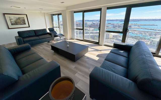 Large & Luxurious CBD Penthouse w/ Panoramic Views