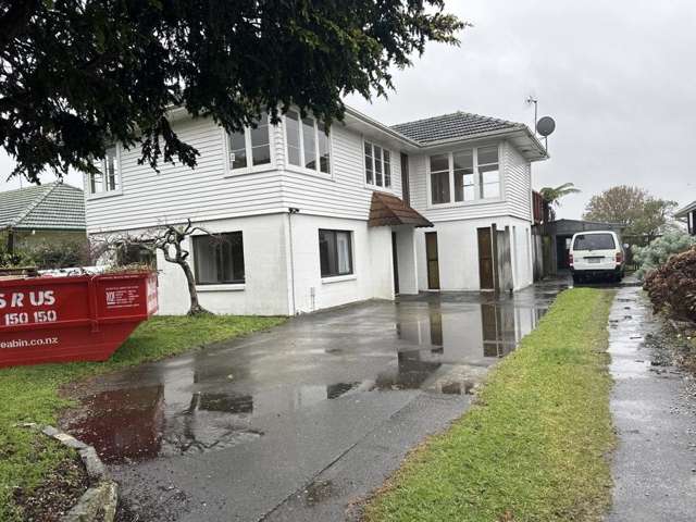 Spacious Family Home with Versatile Living Options!