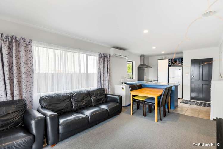 7 & 7A Richard Hill Close Fairview Heights_18
