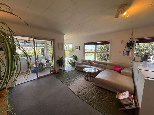 Charming 1-Bedroom Flat in Auckland's Inner Suburb