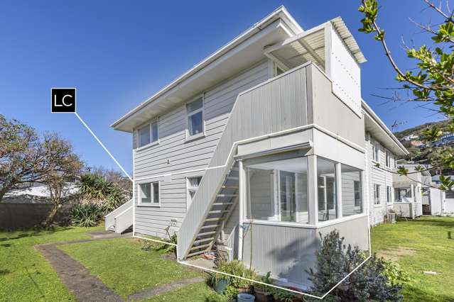 CHARMING COASTAL RETREAT IN LYALL BAY