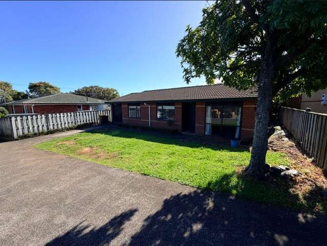 Spacious 3 Bedroom Home with Garage in Mangere Bridge