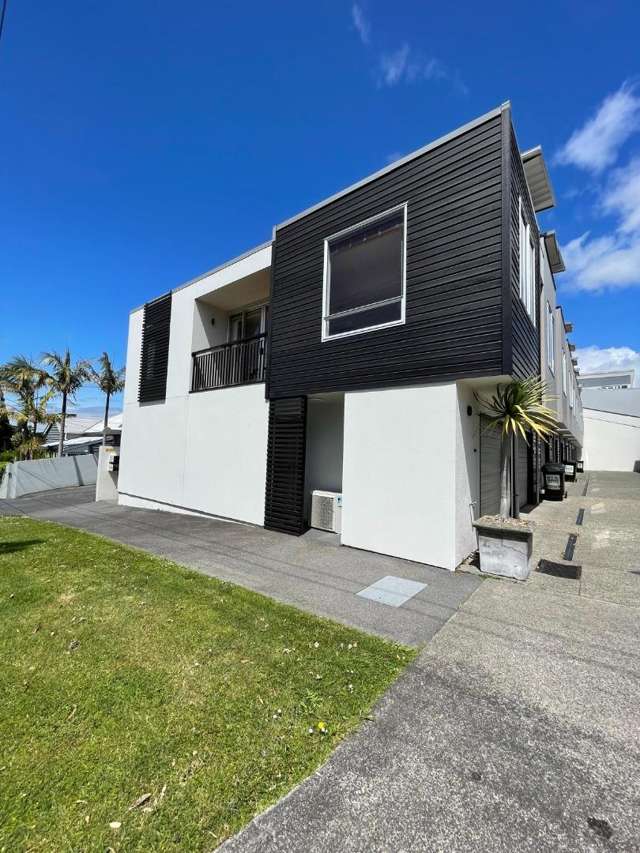 Modern one-bedroom townhouse with internal garage, steps away from Ponsonby Central!
