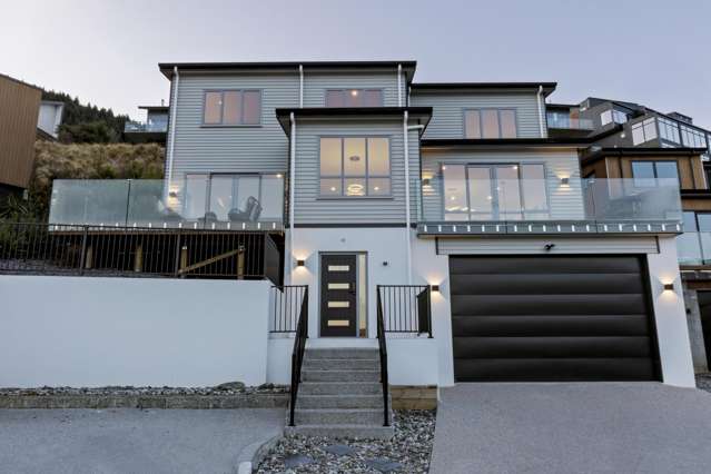 Effortless Queenstown Living with Panoramic Views