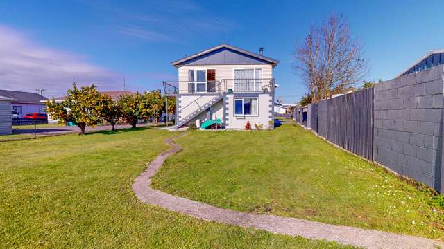 FAMILY HOME OVERLOOKING RUGBY FIELD