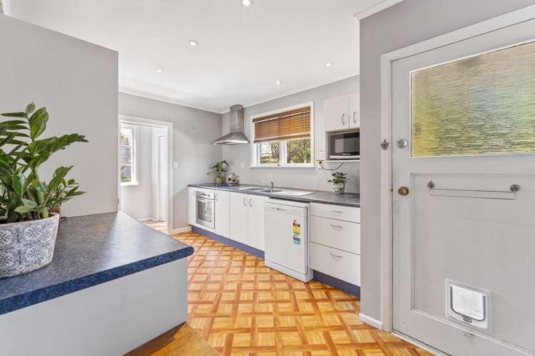 52 Bird Grove Stokes Valley_19