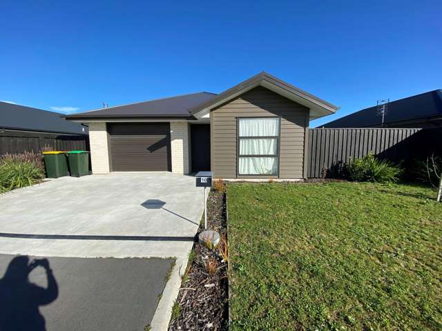 ROLLESTON- FOUR BEDROOMS, TWO BATHROOMS, SINGLE GARAGE, FENCED