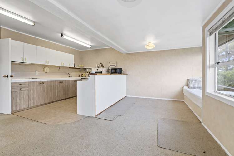 21 Roberts Road Matakatia_10