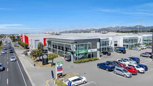High profile showroom/warehouse and office