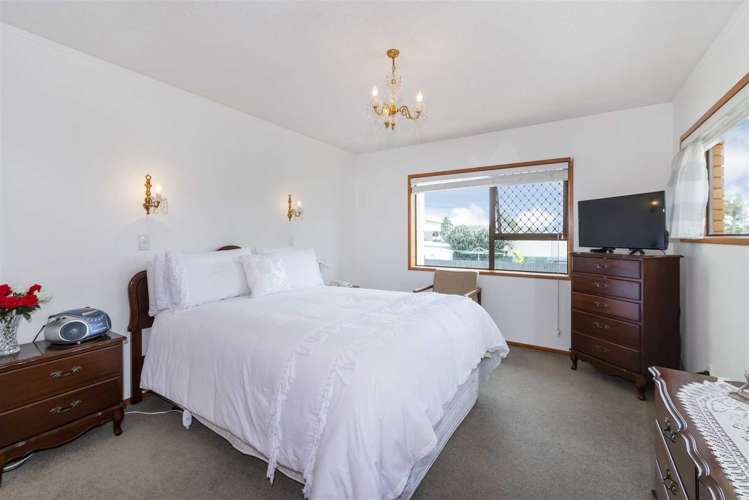 208 Edmonton Road Te Atatu South_9