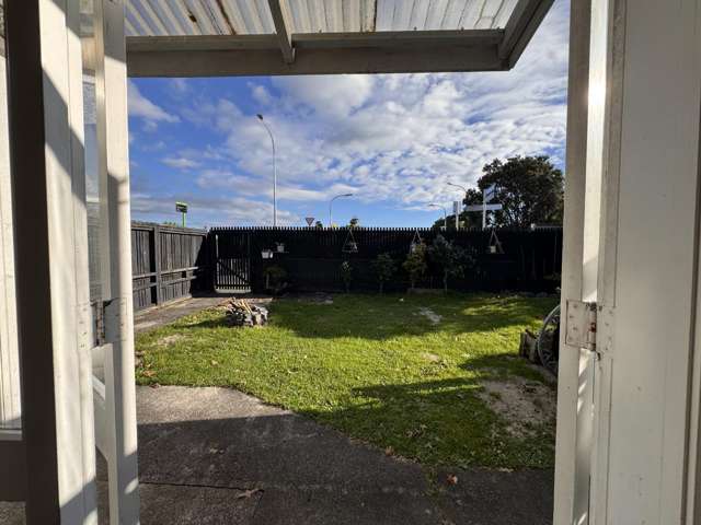 CONVENIENT CORNER - TWO LEVEL - SUNNY HOME UNIT