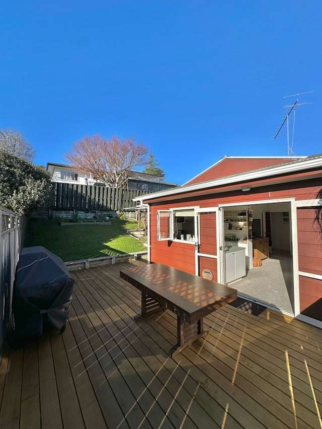 Sunny 2 bedroom home in Wairau!