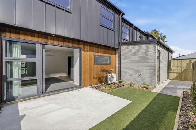 Stylish 3-Bedroom Townhouse with Internal-Access Garage