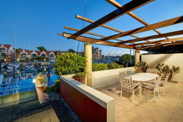 LUXURY WATERFRONT LIVING & PRIVATE 12+ METRE BERTH