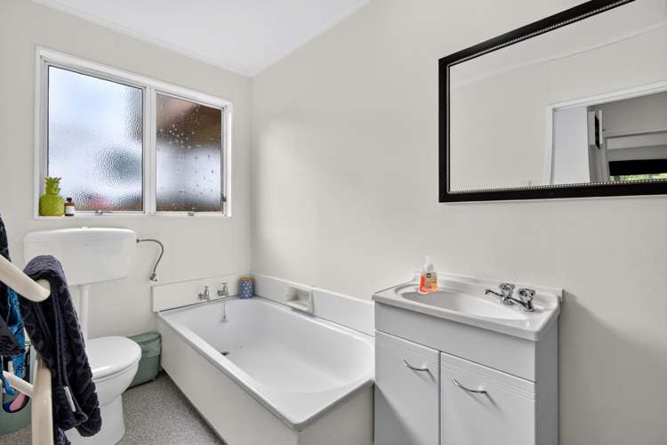 8 Cyril Way Paparangi_18