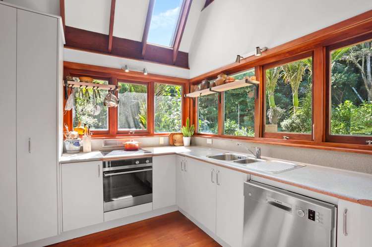 8 Valley View Road Titirangi_10