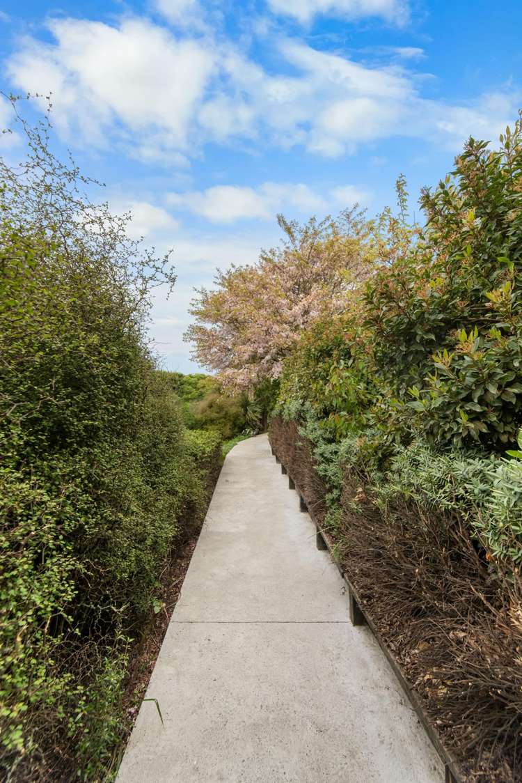 100 Mcmahon Drive Aidanfield_31