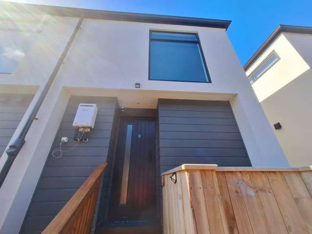Modern home in the heart of Wainuiomata!