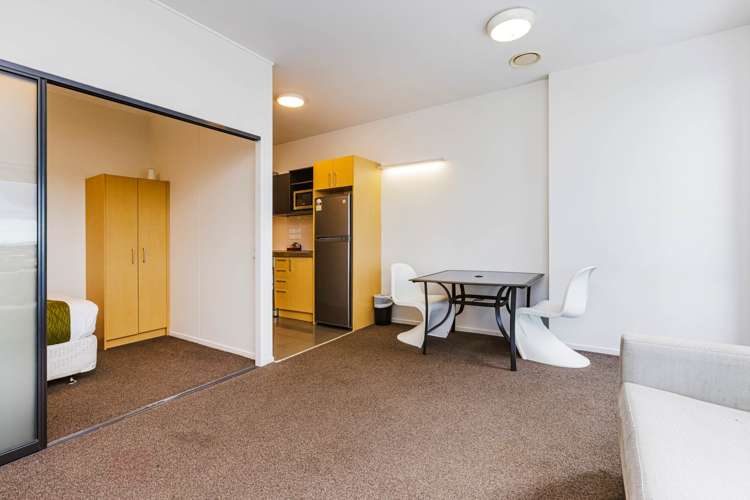1111/17 Putney Way_3