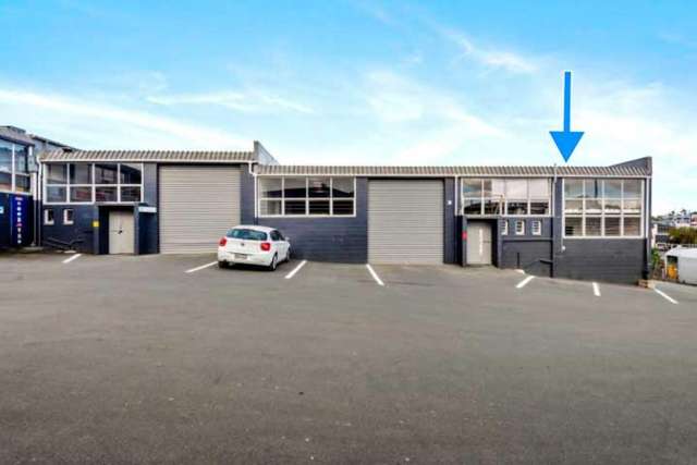 242 sqm warehouse / office + 6 car parks