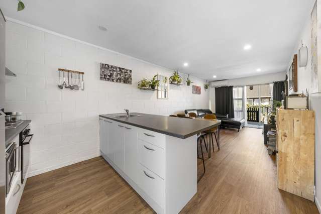 VENDORS RELOCATING - MUST SELL!