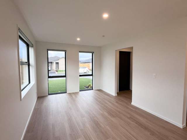 4 Accadia Drive 11103_1