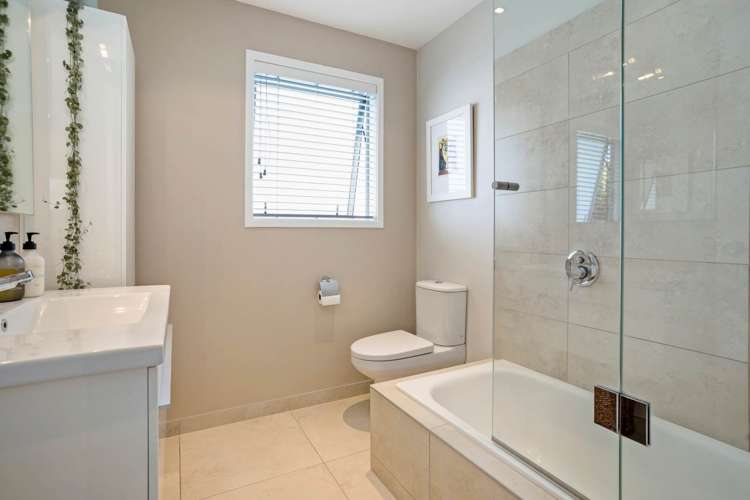 2/4 Beach Road Castor Bay_14