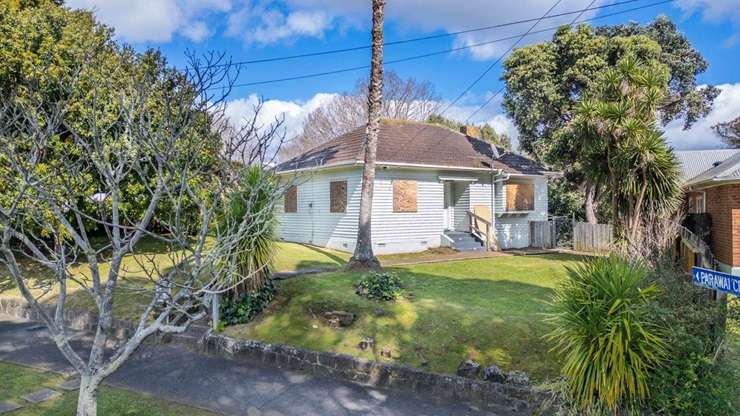 Kāinga Ora is selling two neighbouring homes on Ponsonby's Parawai Crescent. The homes, which back onto a reserve, have a combined RV of $4.33 million. Photo / Supplied