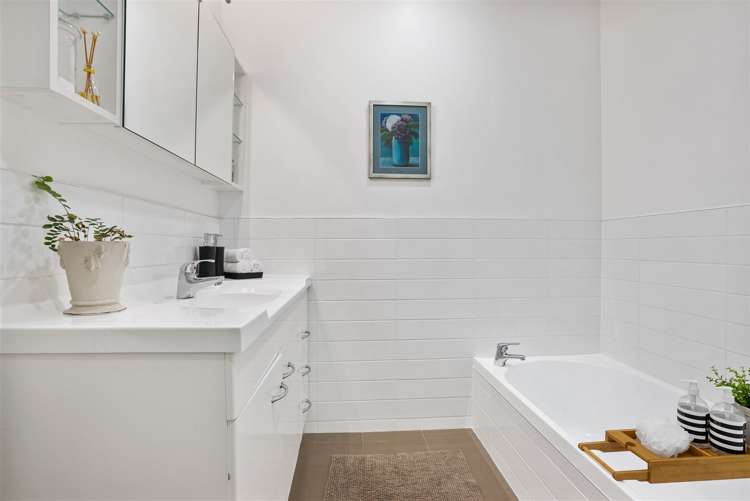 2/14 Frieston Road Milford_6