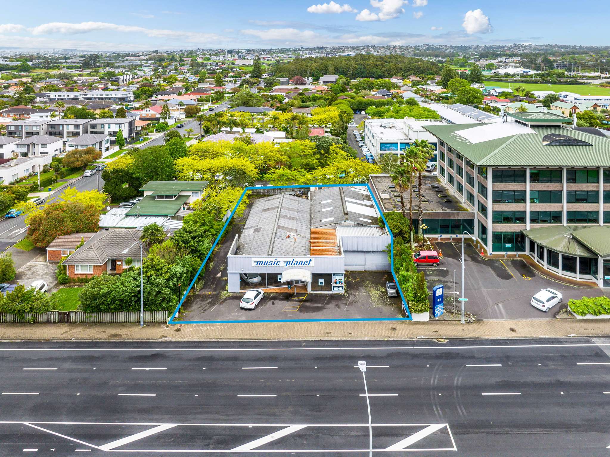 Roadfront position and profile in Takapuna