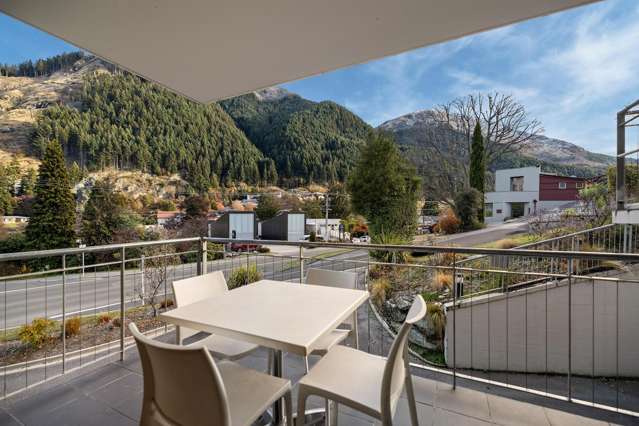 Walk to Town - Entry-Level Queenstown Apartment
