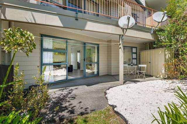 Modern Apartment in Albany with plenty of parking.