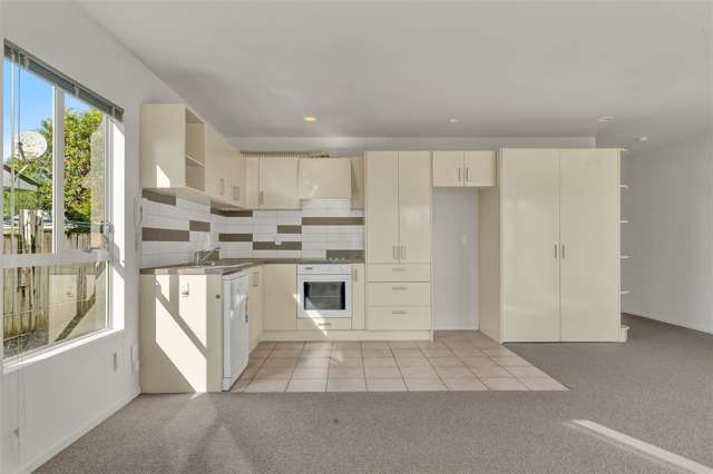 2/57 Gladstone Road Northcote_3