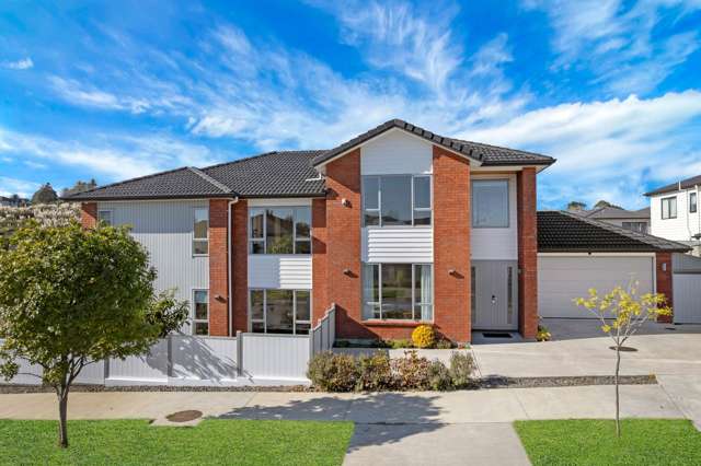 Luxury Corner Site 7-Bedroom Home on Split-level