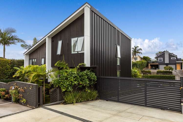2/37 Glen Atkinson Street_0