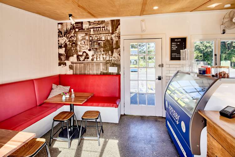 355 The Parade Island Bay_17