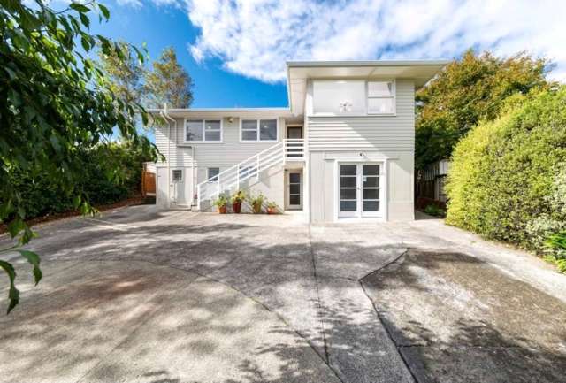 5 bedrooms house + 3 storage rooms in Glenfield